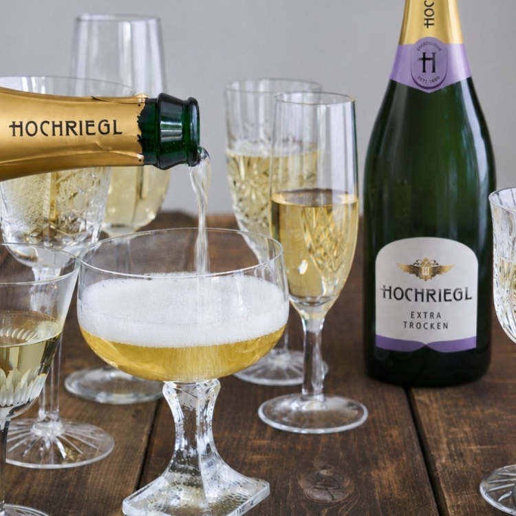 Hochriegl Extra Trocken wird in viele Sektgläser eingeschenkt