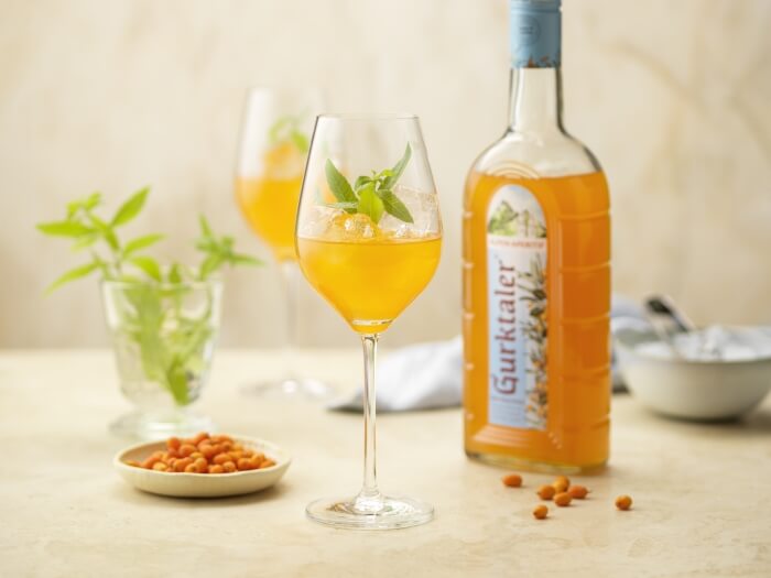 Gurktaler Alpen-Aperitif 750ml als Spritz Cocktail mit zwei Cocktailgläsern