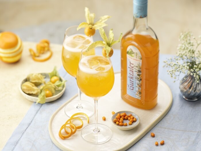 Gurktaler Alpen-Aperitif 750ml als Spritz Cocktail mit zwei Cocktailgläsern