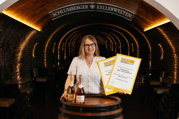 Kellermeisterin Aurore Jeudy mit den beiden SALON Urkunden