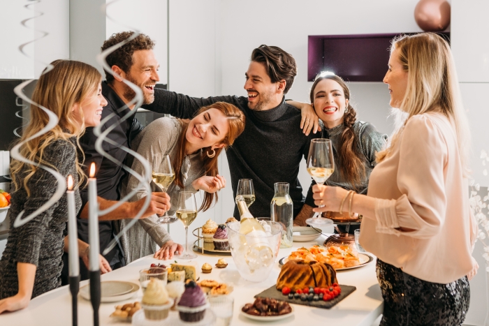 Für 9 von 10 Österreicher:innen gehört ein Glas Sekt zu Silvester