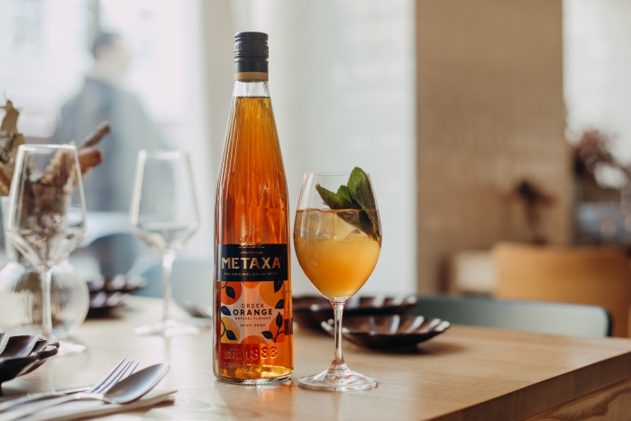 Sommerlicher Drink: "Agora" mir Metaxa 5 Stern Greek Orange