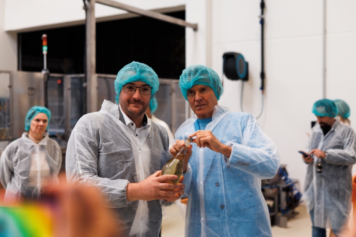 Produktionsdirektor Patrick Meszarits mit Alfons Haider